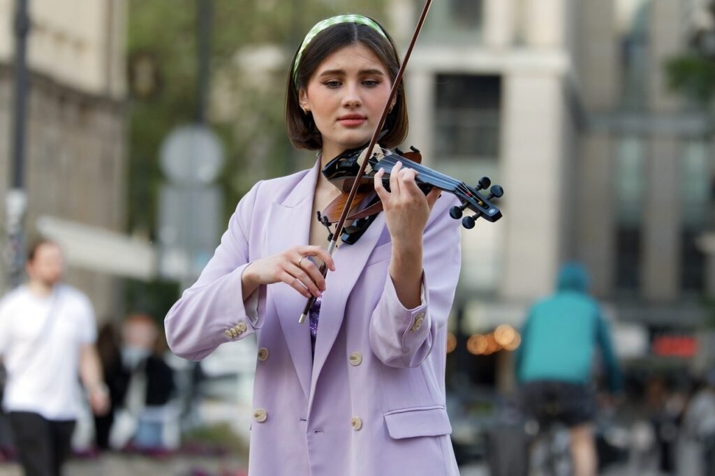 woman, young, busker-7991234.jpg